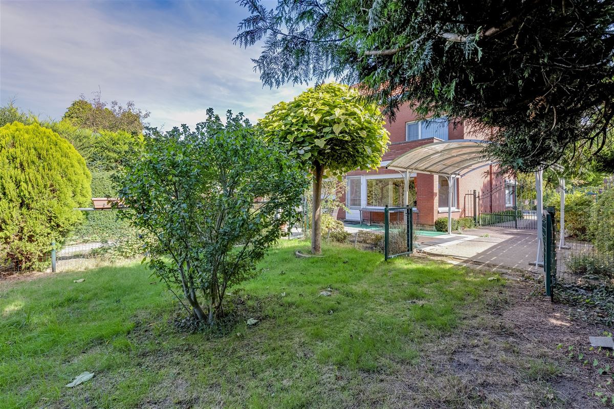 Te renoveren woning met 3 slpk, terras en ruime tuin in Wommelgem!