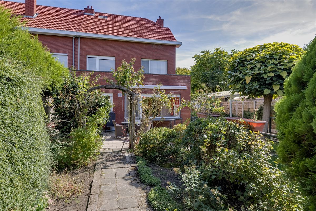Te renoveren woning met 3 slpk, terras en ruime tuin in Wommelgem!