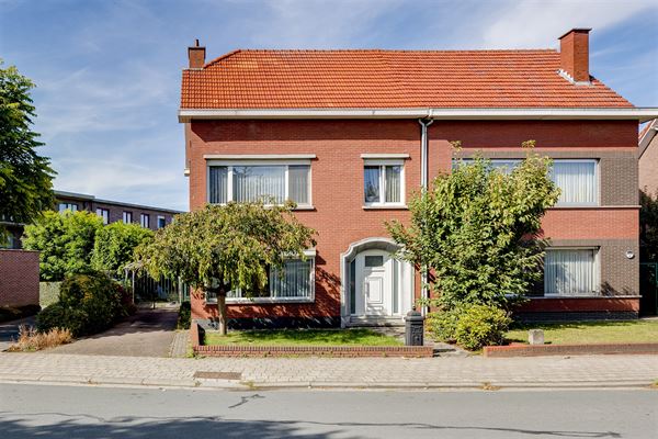 Te renoveren woning met 3 slpk, terras en ruime tuin in Wommelgem!