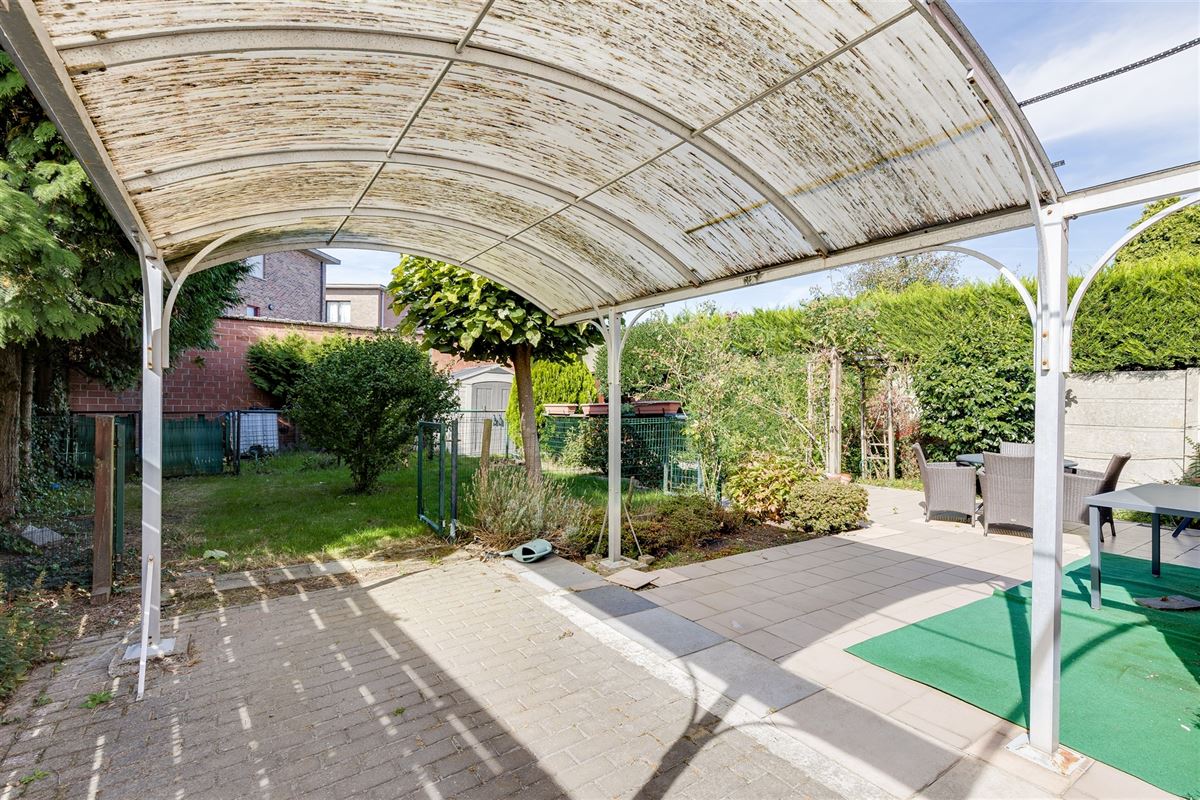 Te renoveren woning met 3 slpk, terras en ruime tuin in Wommelgem!