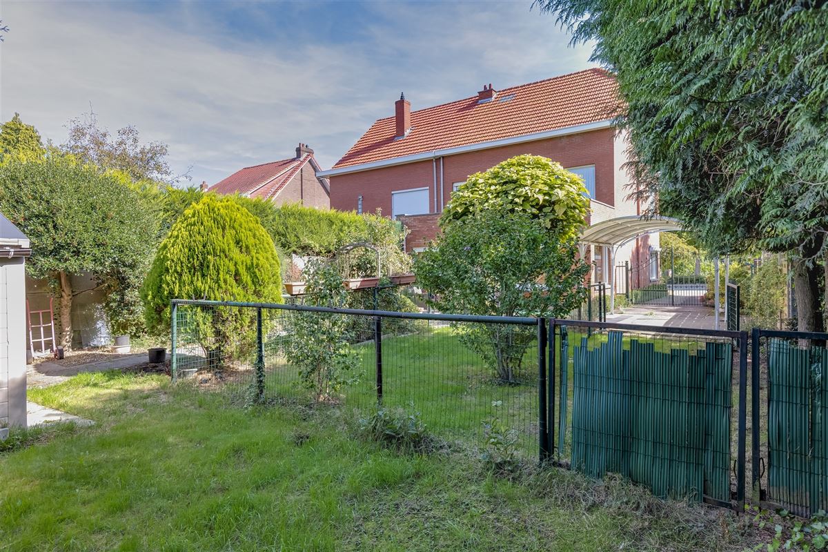 Te renoveren woning met 3 slpk, terras en ruime tuin in Wommelgem!