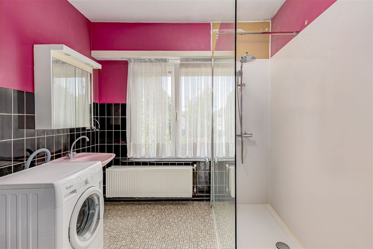 Te renoveren woning met 3 slpk, terras en ruime tuin in Wommelgem!