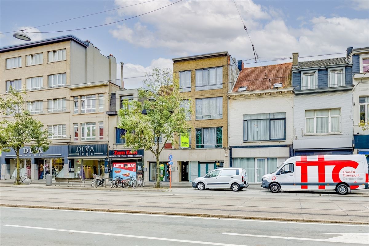Vergund appartementsgebouw met 3 appt, handelsglvl en tuin in Merksem!