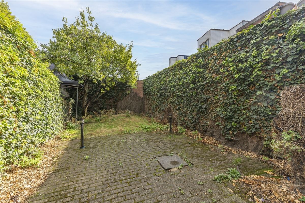 Vergund appartementsgebouw met 3 appt, handelsglvl en tuin in Merksem!