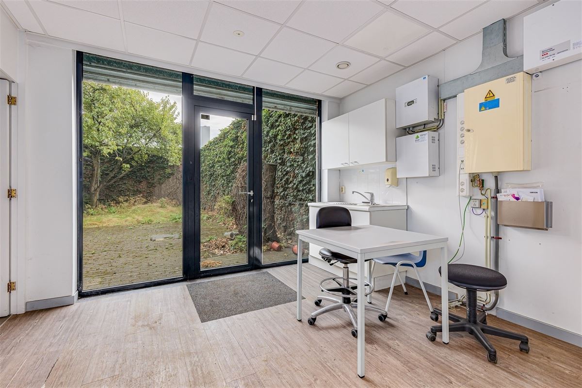 Vergund appartementsgebouw met 3 appt, handelsglvl en tuin in Merksem!