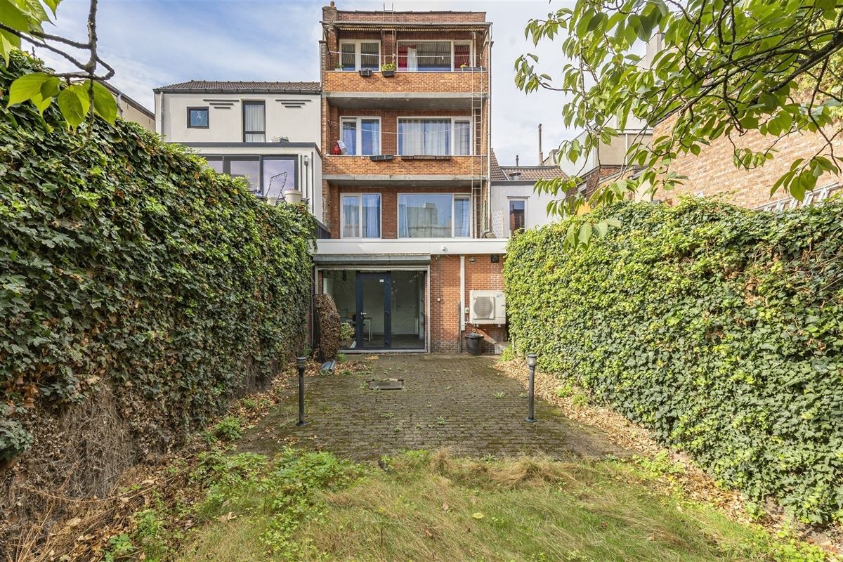 Vergund appartementsgebouw met 3 appt, handelsglvl en tuin in Merksem!