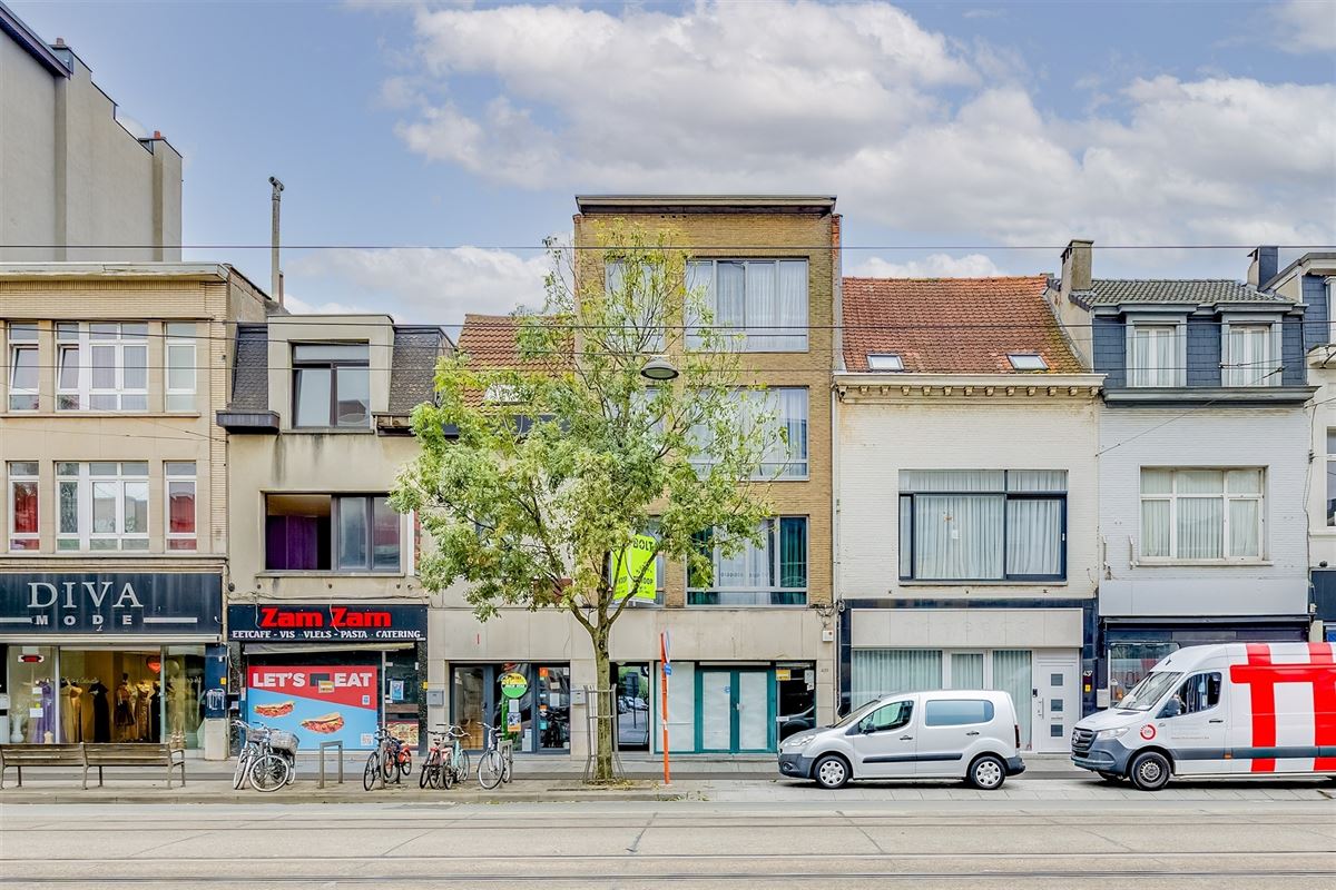Vergund appartementsgebouw met 3 appt, handelsglvl en tuin in Merksem!