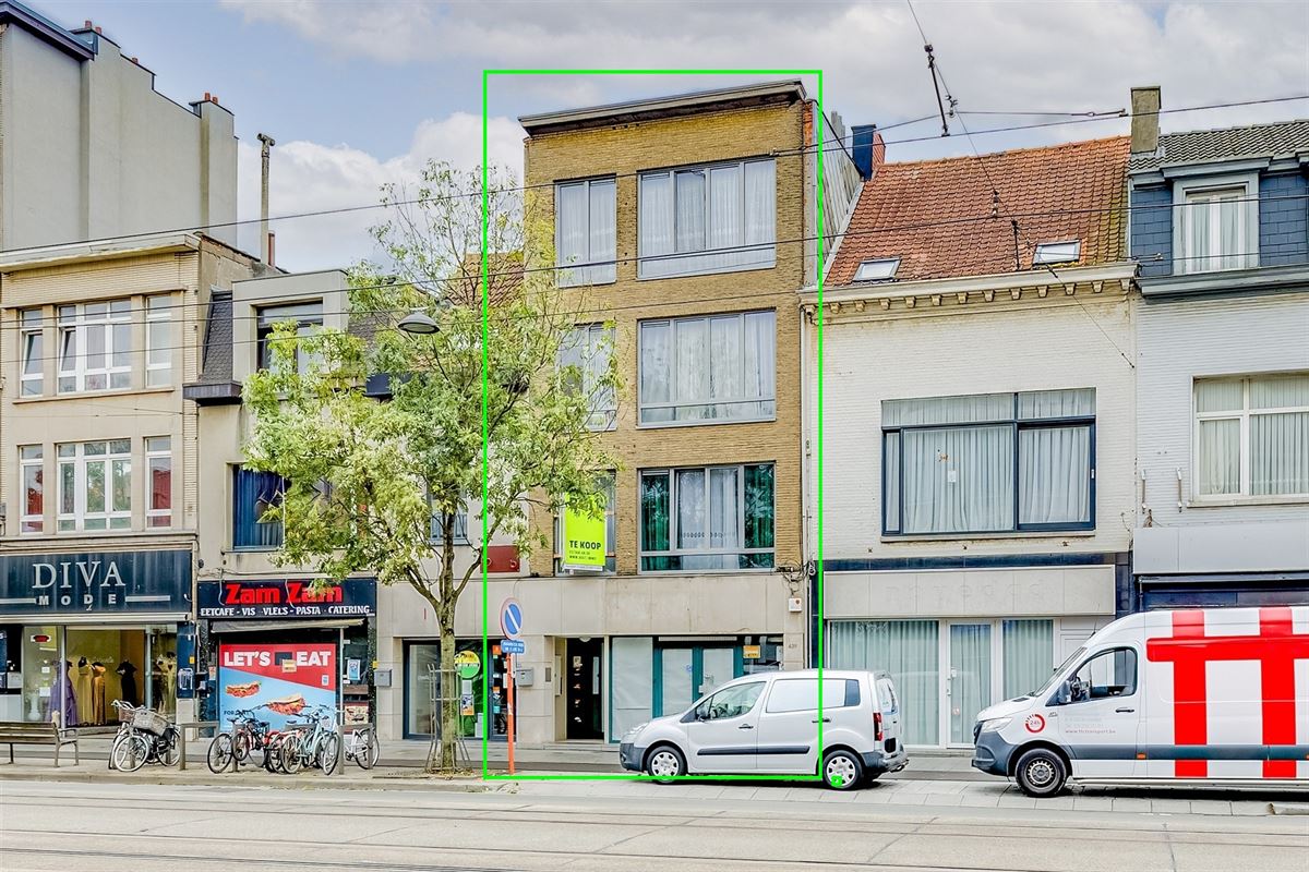 Vergund appartementsgebouw met 3 appt, handelsglvl en tuin in Merksem!
