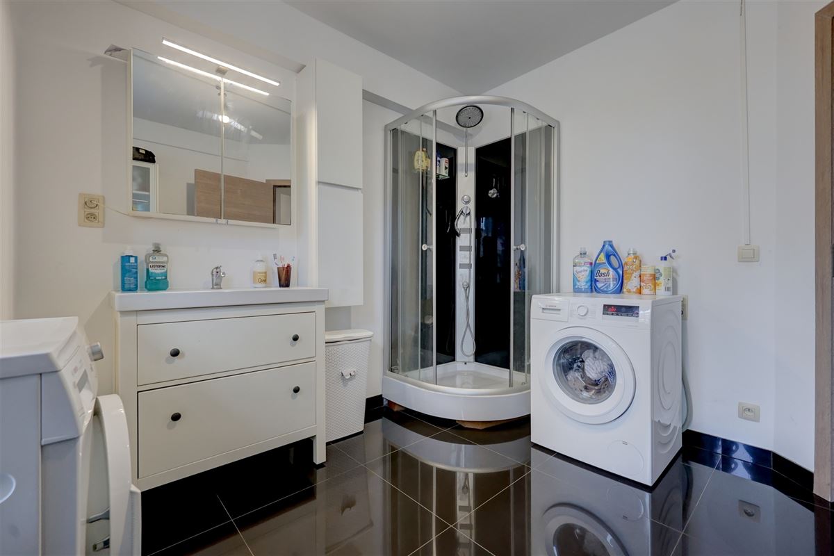 Lichtrijk appartement met twee slaapkamers en garagebox in Merksem