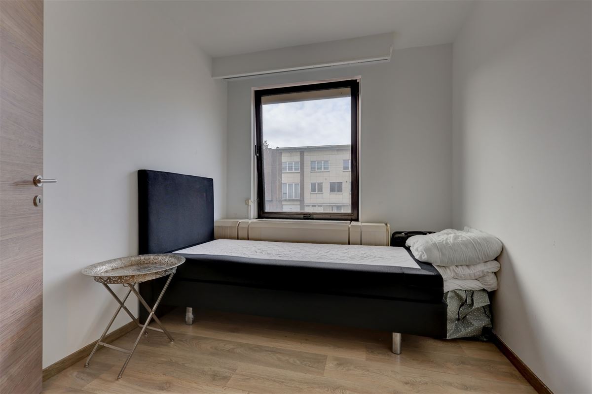 Lichtrijk appartement met twee slaapkamers en garagebox in Merksem