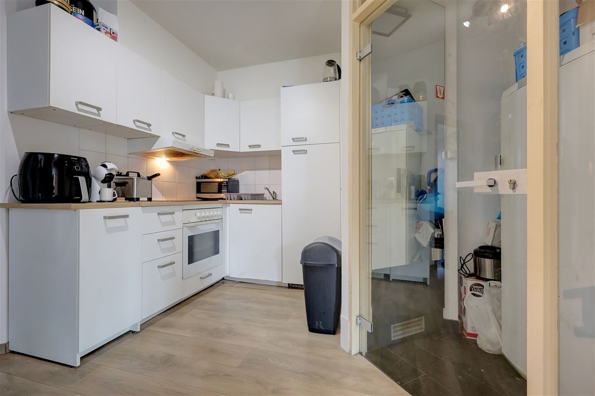 Lichtrijk appartement met twee slaapkamers en garagebox in Merksem