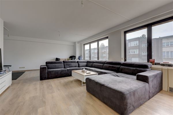 Lichtrijk appartement met twee slaapkamers en garagebox in Merksem