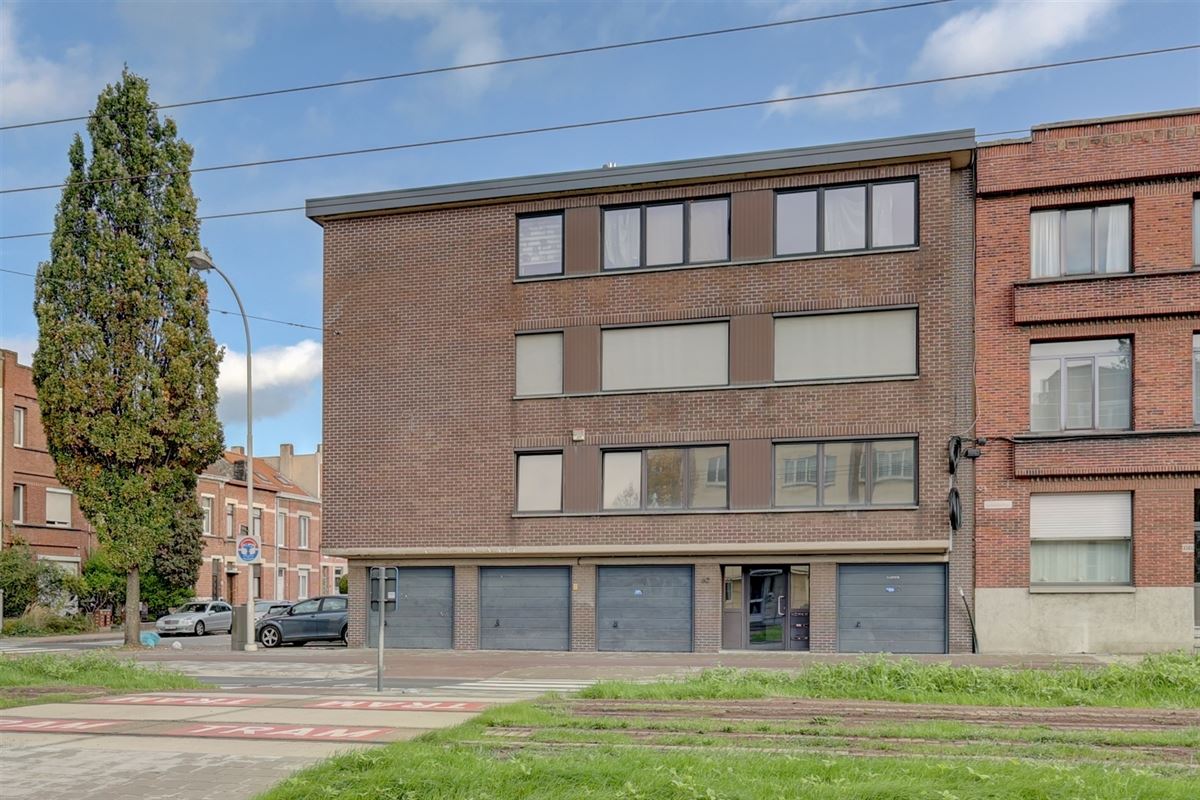 Lichtrijk appartement met twee slaapkamers en garagebox in Merksem