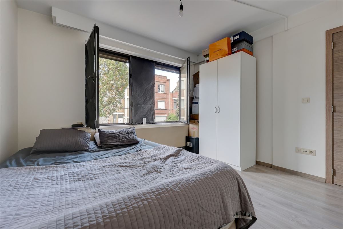 Lichtrijk appartement met twee slaapkamers en garagebox in Merksem