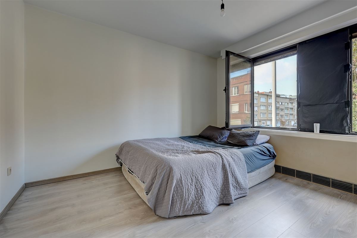 Lichtrijk appartement met twee slaapkamers en garagebox in Merksem