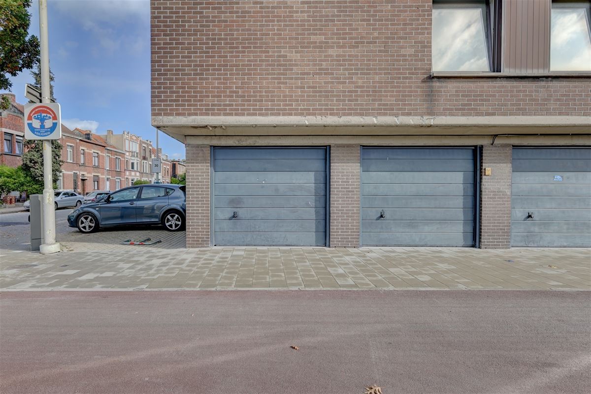 Lichtrijk appartement met twee slaapkamers en garagebox in Merksem