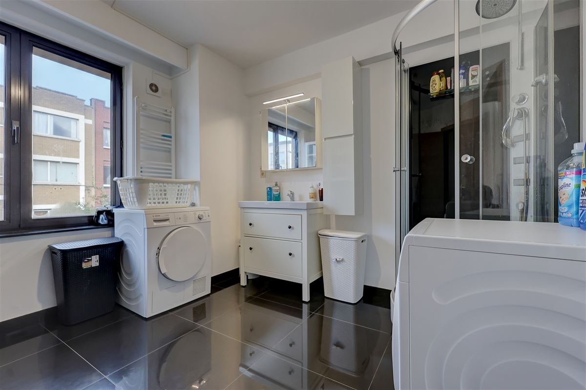 Lichtrijk appartement met twee slaapkamers en garagebox in Merksem