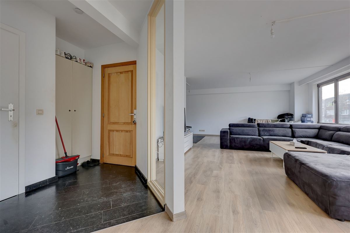 Lichtrijk appartement met twee slaapkamers en garagebox in Merksem