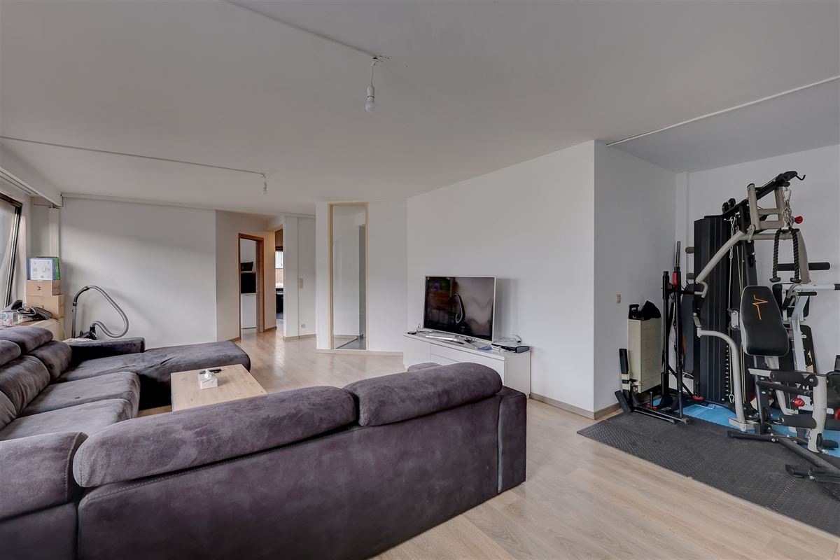 Lichtrijk appartement met twee slaapkamers en garagebox in Merksem