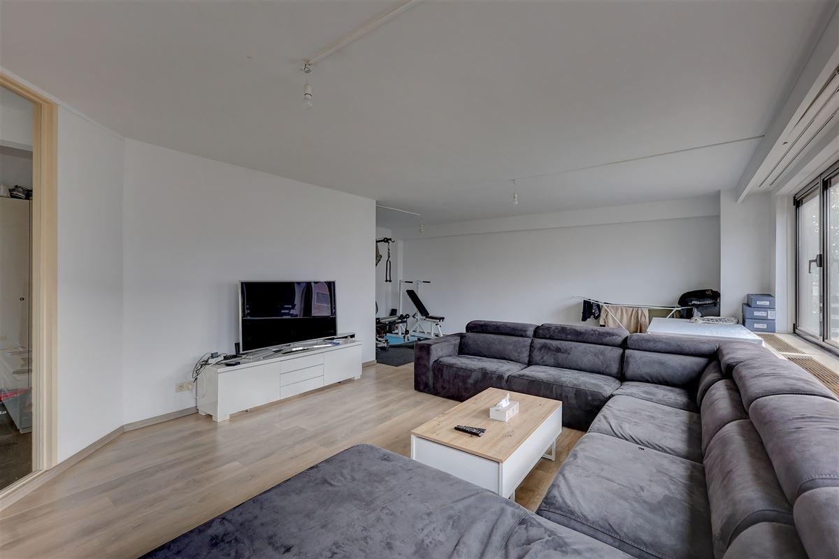 Lichtrijk appartement met twee slaapkamers en garagebox in Merksem