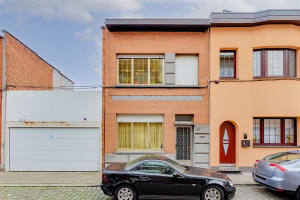 Te renoveren woning met koer thans ingedeeld in 2 appt