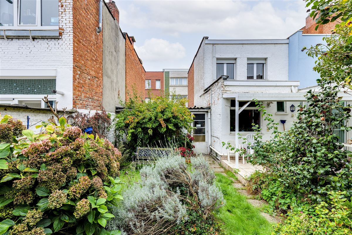 Te renoveren woning met tuin in Merksem