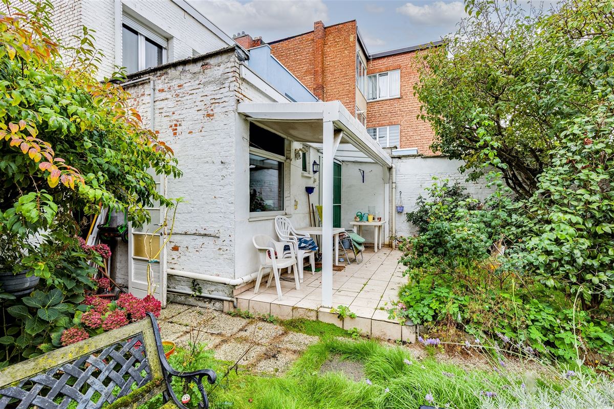 Te renoveren woning met tuin in Merksem