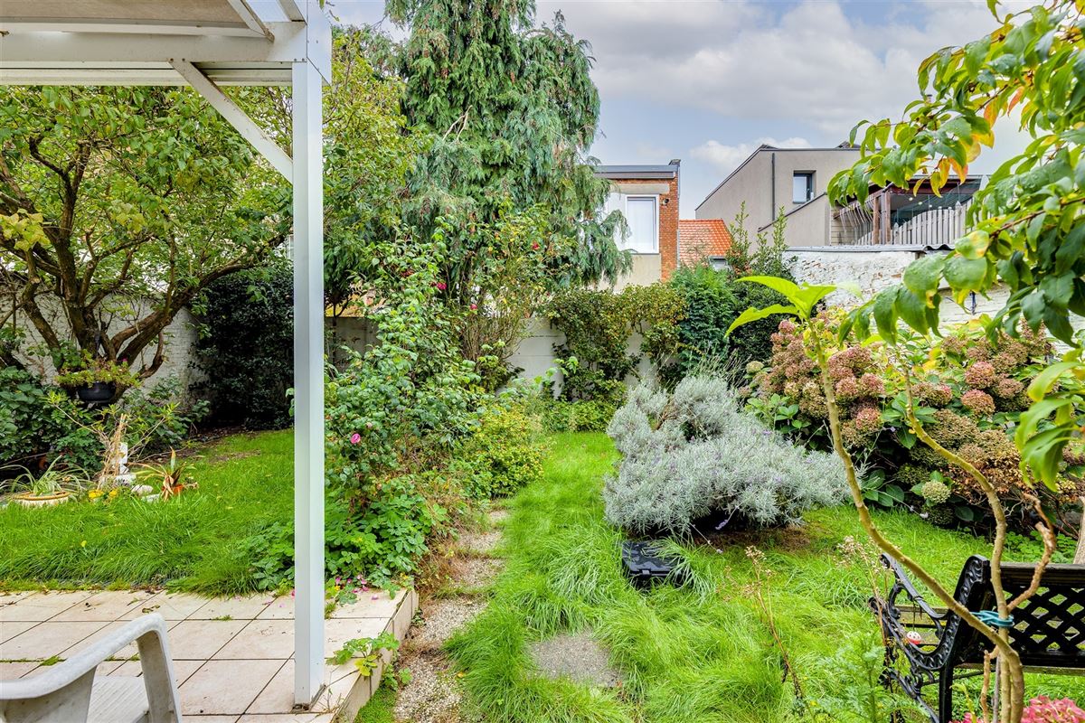 Te renoveren woning met tuin in Merksem