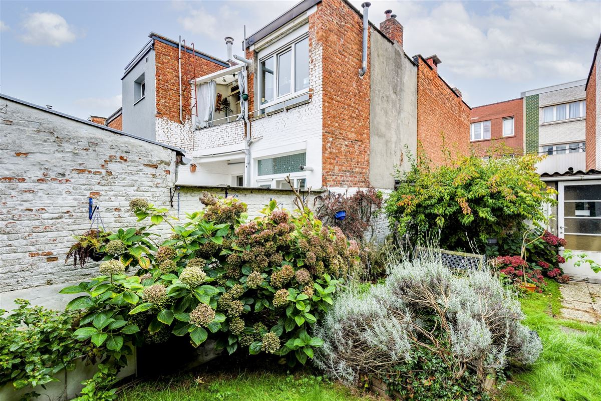 Te renoveren woning met tuin in Merksem