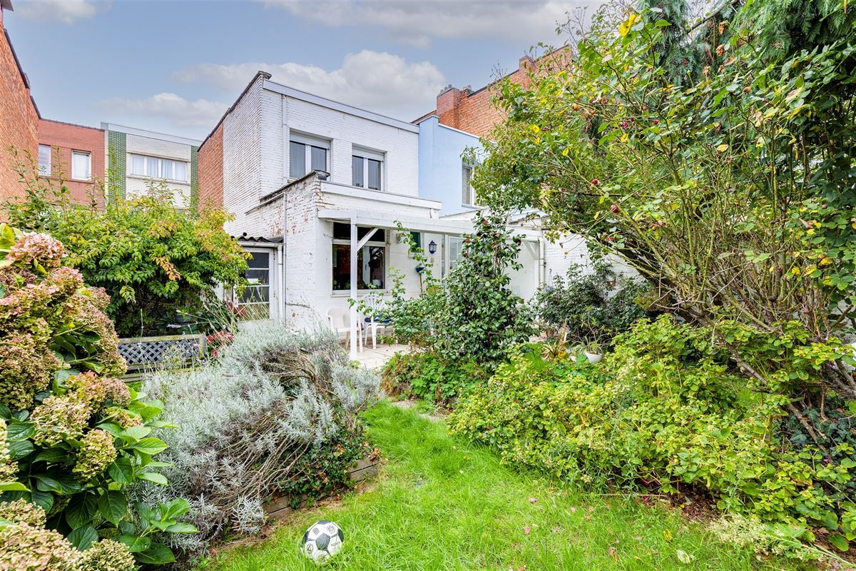 Te renoveren woning met tuin in Merksem