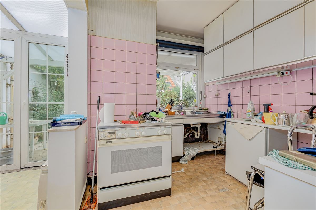 Te renoveren woning met tuin in Merksem