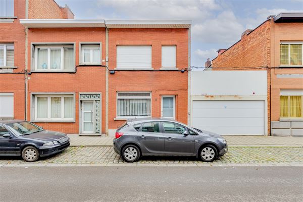 Te renoveren woning met tuin in Merksem