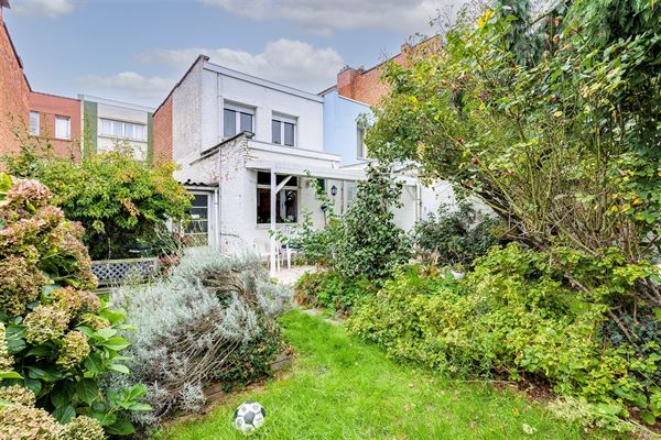 Te renoveren woning met tuin in Merksem