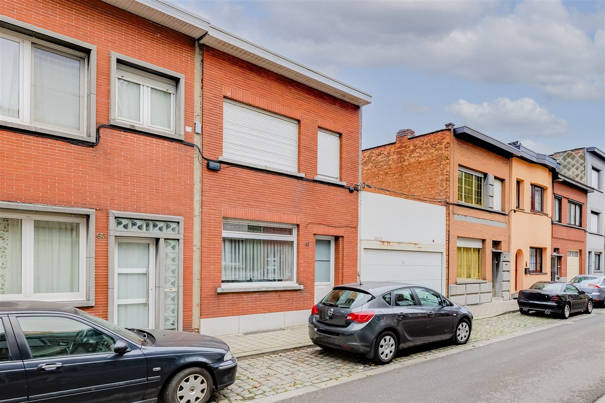 Te renoveren woning met tuin in Merksem