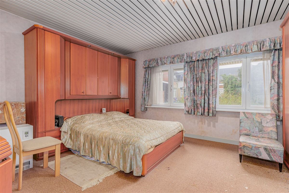 Te renoveren woning met tuin in Merksem