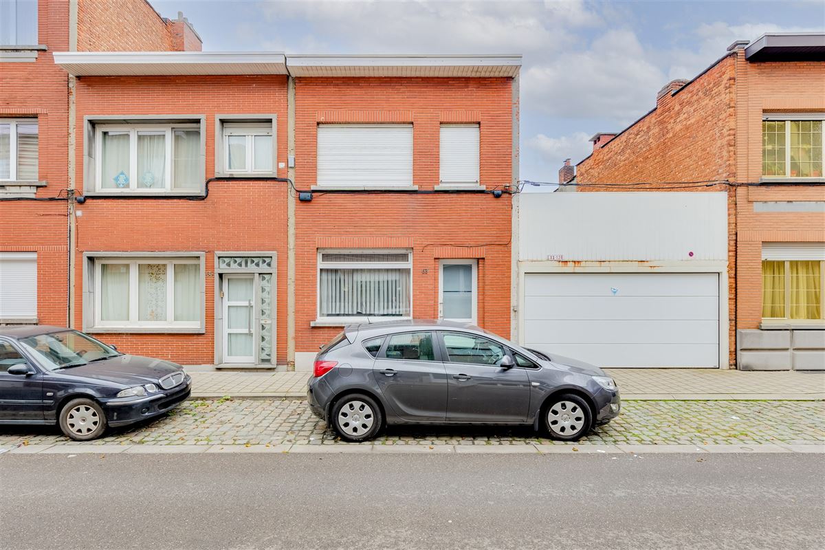 Te renoveren woning met tuin in Merksem