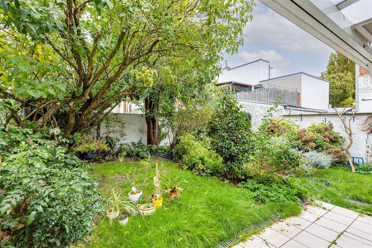 Te renoveren woning met tuin in Merksem