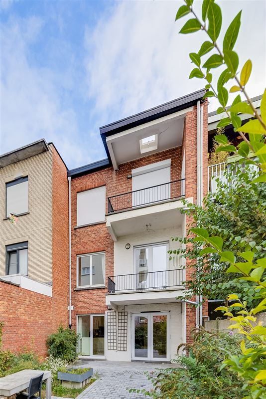 Gerenoveerd opbrengsteigendom met twee appartementen te koop