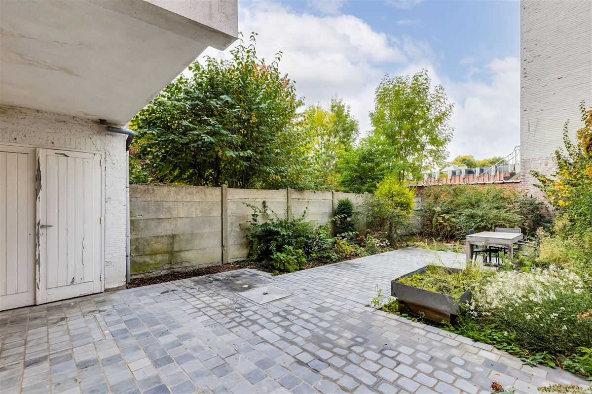 Gerenoveerd opbrengsteigendom met twee appartementen te koop