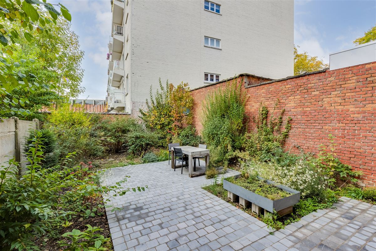 Gerenoveerd opbrengsteigendom met twee appartementen te koop