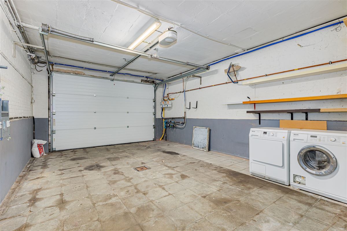 Gerenoveerd opbrengsteigendom met twee appartementen te koop