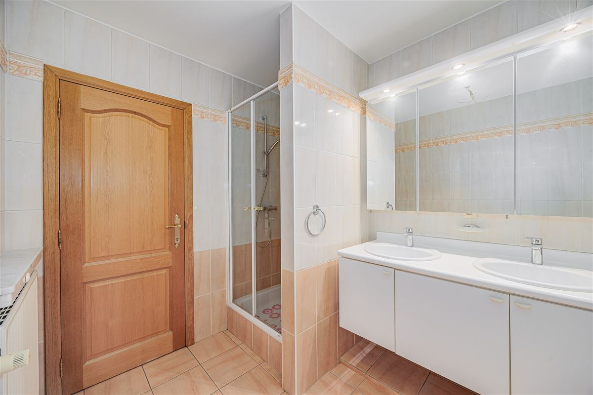 Ruim 2 slpk appartement, terras en P te Hoboken