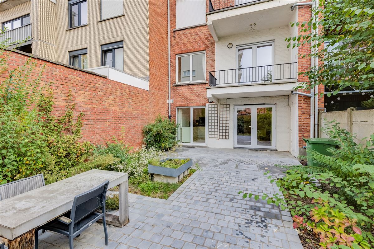 Gerenoveerd opbrengsteigendom met twee appartementen te koop