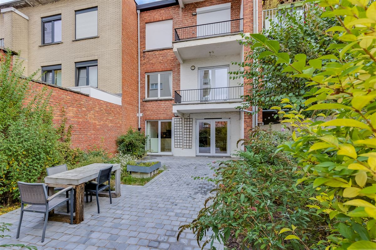 Gerenoveerd opbrengsteigendom met twee appartementen te koop