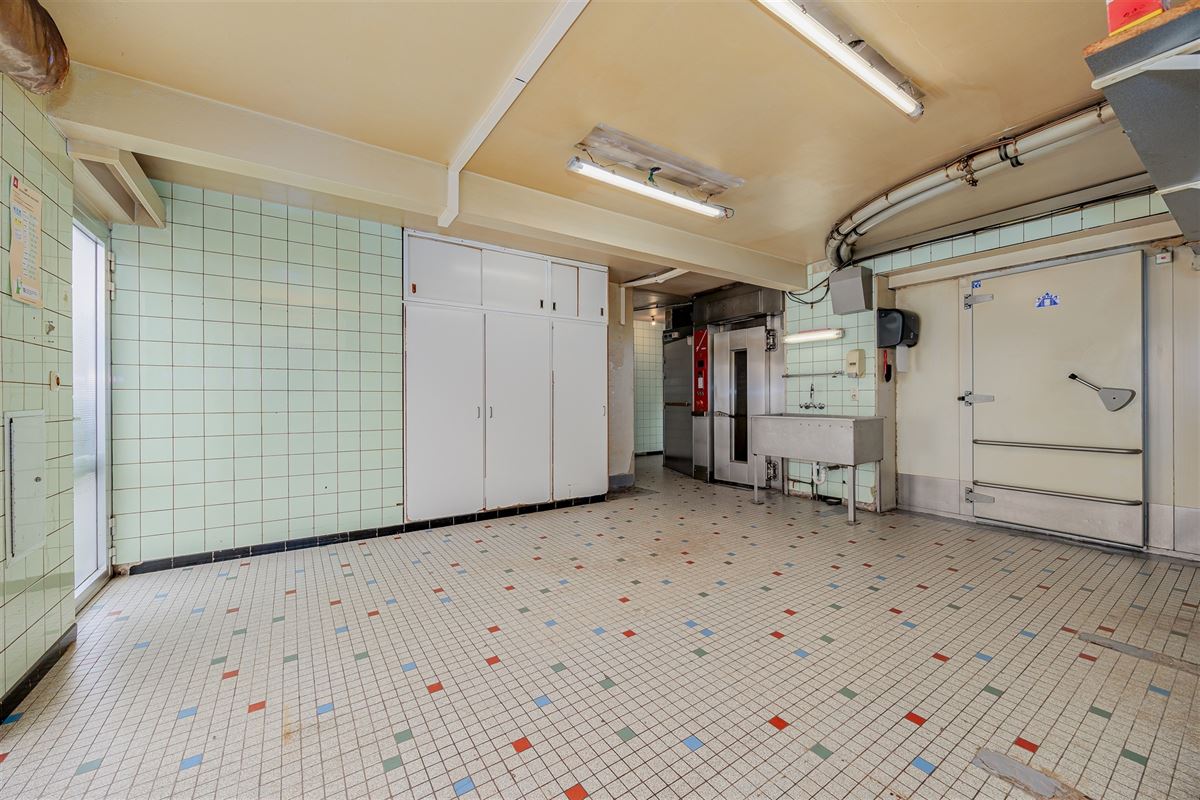 Uniek hoekperceel met handelshuis + garage + appt