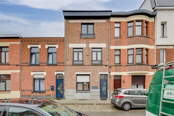 Woning met koer thans ingedeeld in 2 appt