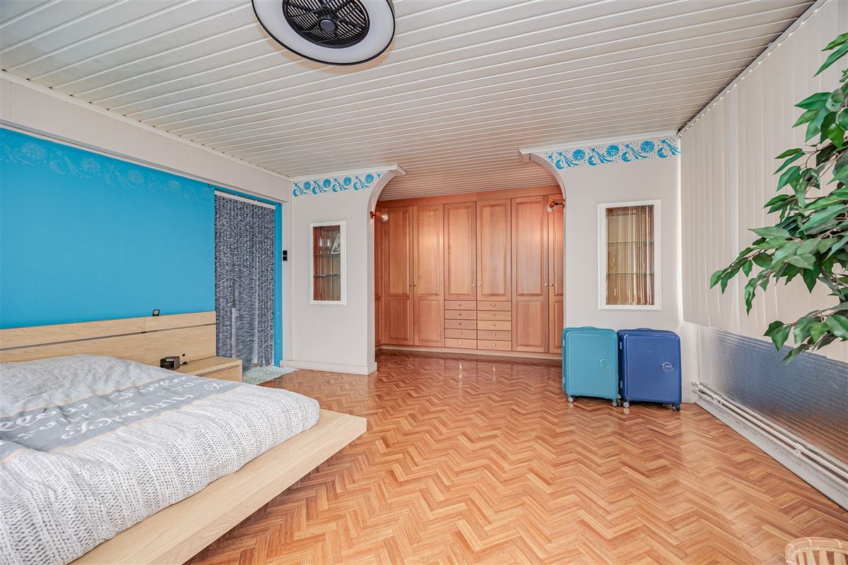 Uniek hoekperceel met handelshuis + garage + appt