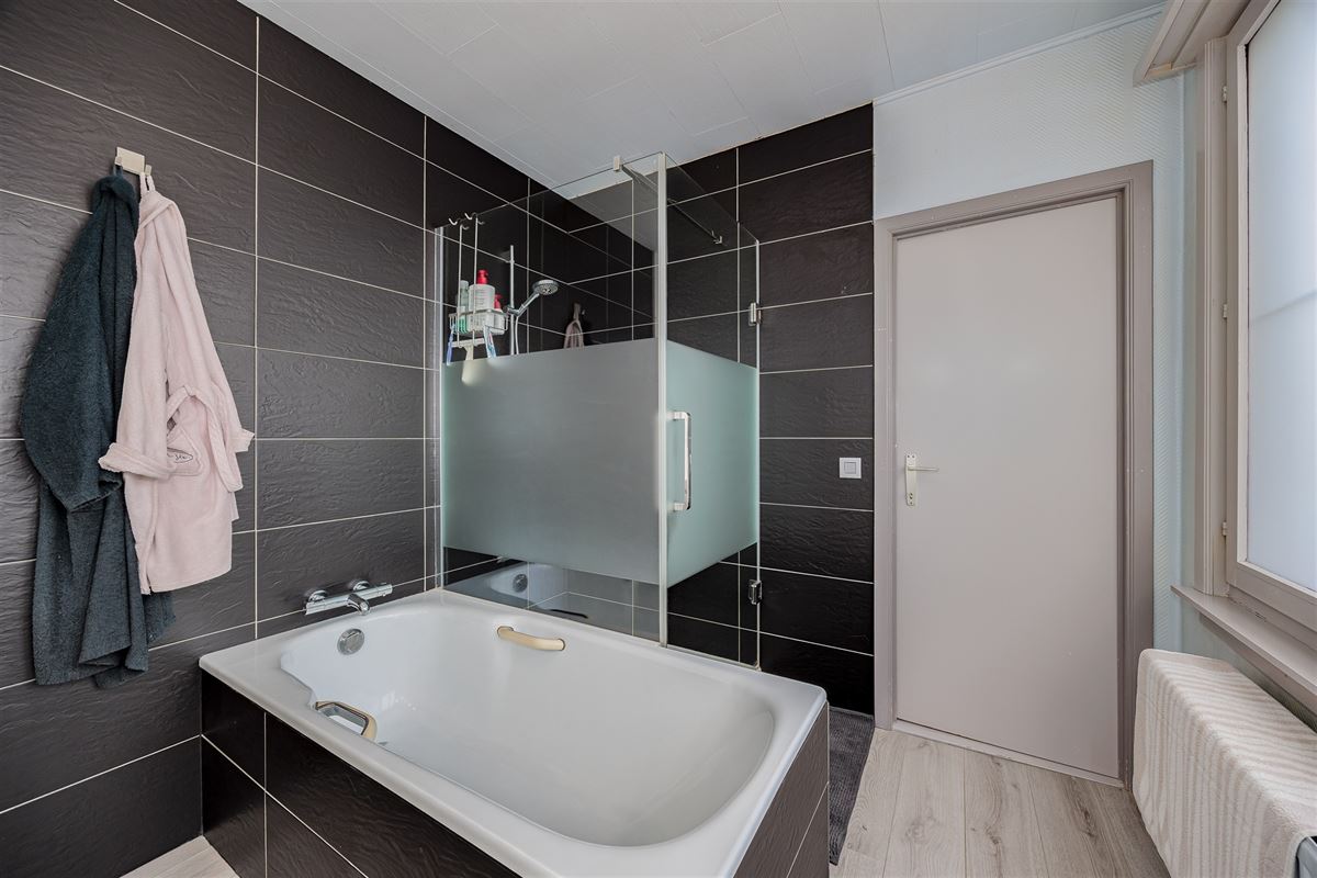 Uniek hoekperceel met handelshuis + garage + appt