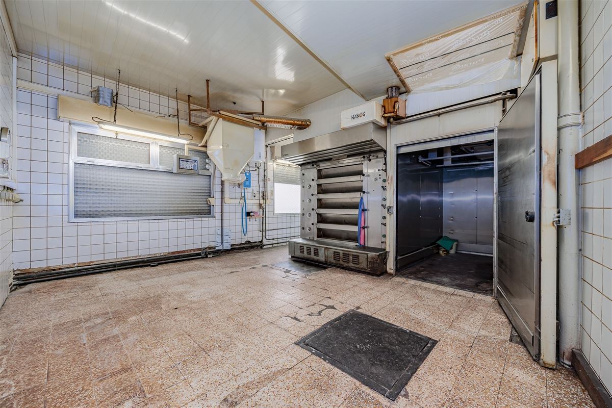 Uniek hoekperceel met handelshuis + garage + appt