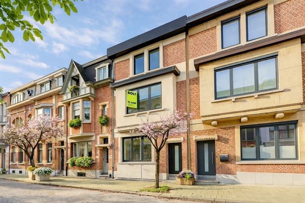 Prachtig gerenoveerd huis met tuin en 4 slaapkamers centrum Mortsel